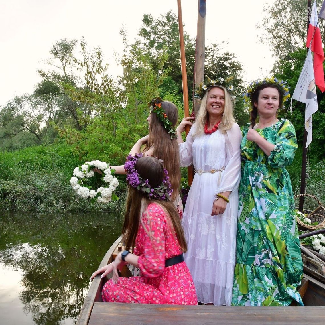 W Sandomierzu wiją wianki i puszczają je do Wisły W Sandomierzu wiją wianki i puszczają je do Wisły