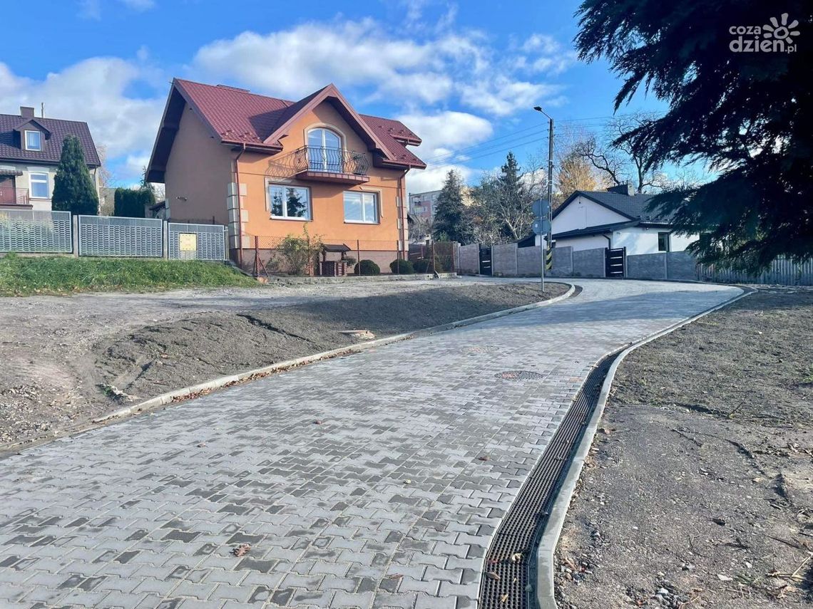 W Starachowicach na ul. Słowackiego zamiast błota jest kostka W Starachowicach na ul. Słowackiego zamiast błota jest kostka