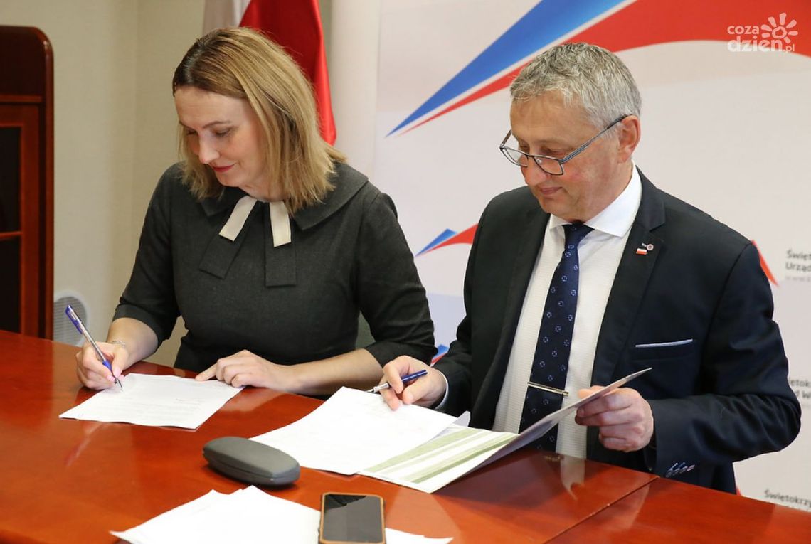 W województwie świętokrzyskim znikają białe plamy komunikacyjne W województwie świętokrzyskim znikają białe plamy komunikacyjne