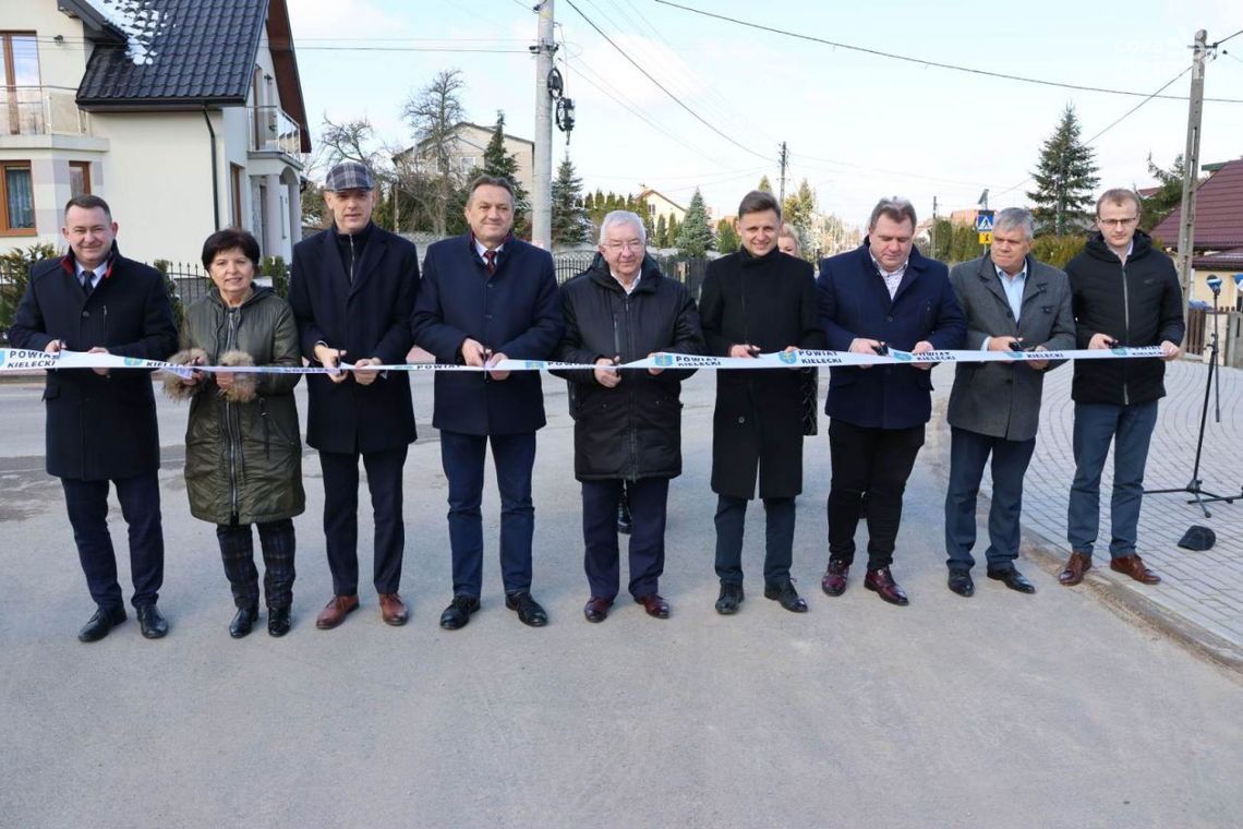 W Zachełmiu, po modernizacji nowa droga wraz z chodnikami W Zachełmiu, po modernizacji nowa droga wraz z chodnikami