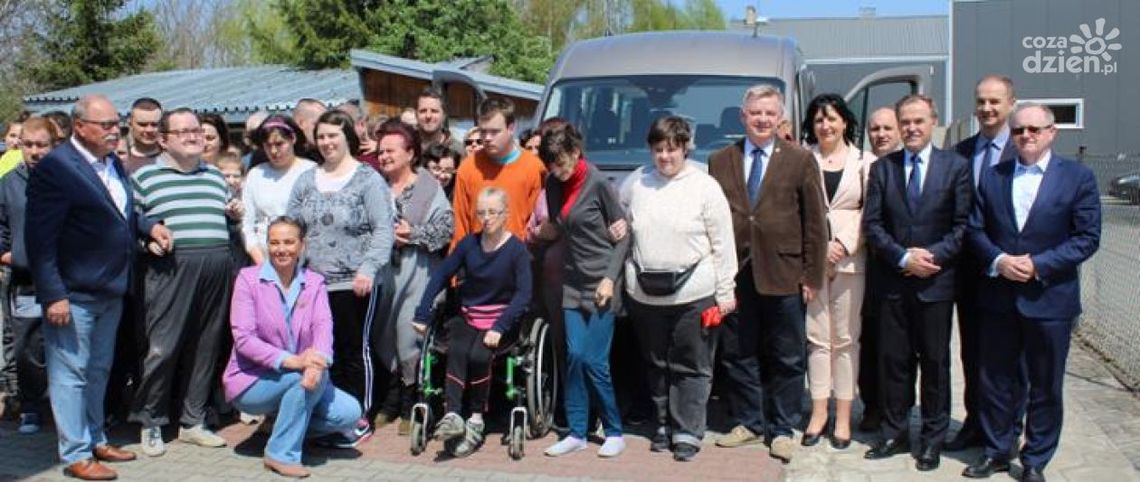 Warsztaty Terapii Zajęciowej w Ostrowcu Świętokrzyskim z nowym busem