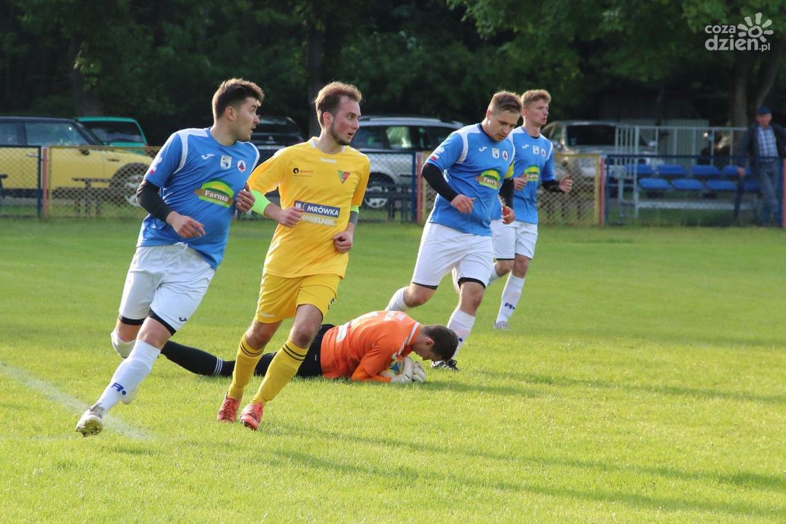 Ważne punkty Staru i szalony mecz w Ćmielowie - grały piłkarskie ligi w regionie