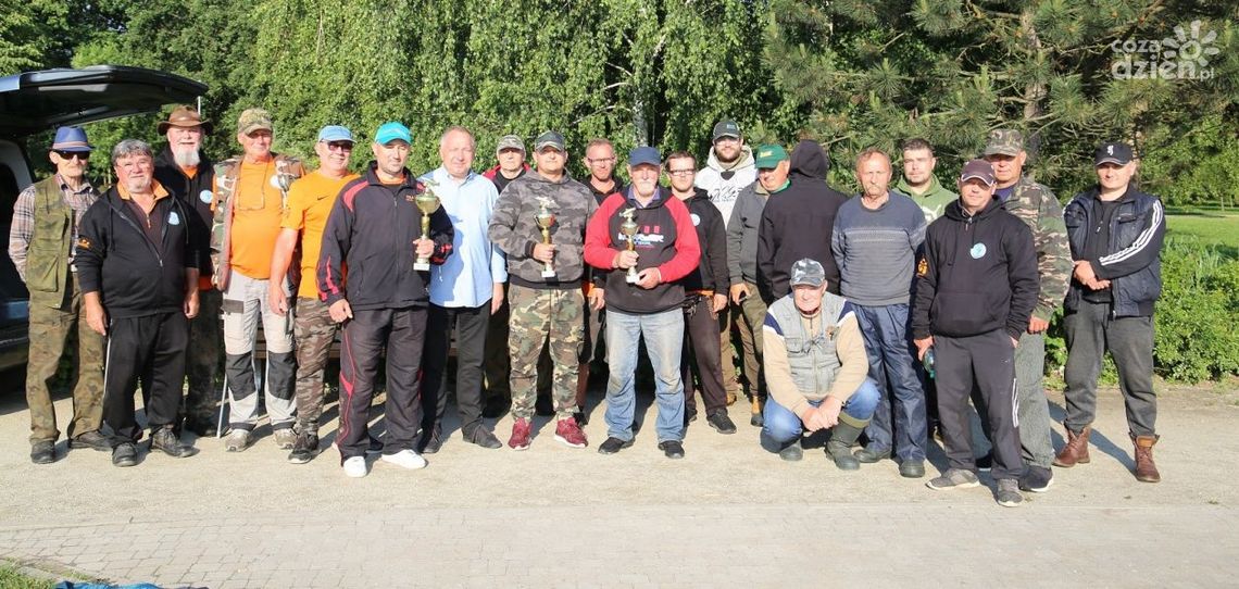 Wędkowali nocą Wędkowali nocą