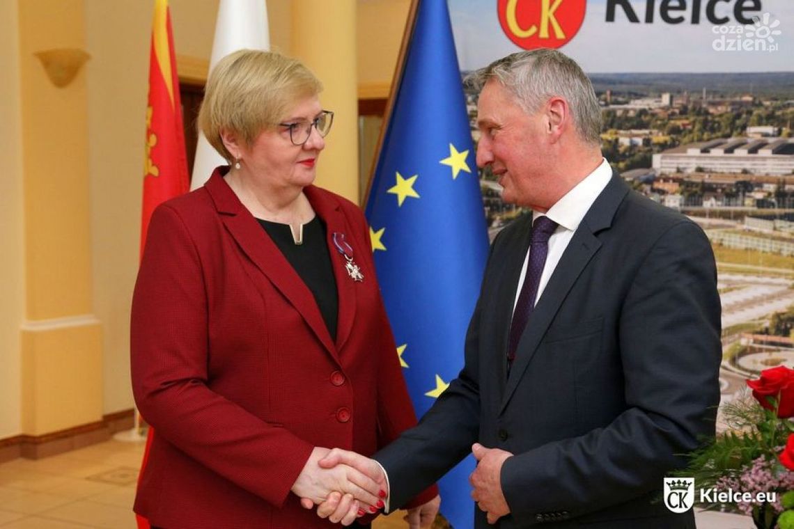 Wiceprezydent Bożena Szczypiór odebrała Srebrny Krzyż Zasługi Wiceprezydent Bożena Szczypiór odebrała Srebrny Krzyż Zasługi