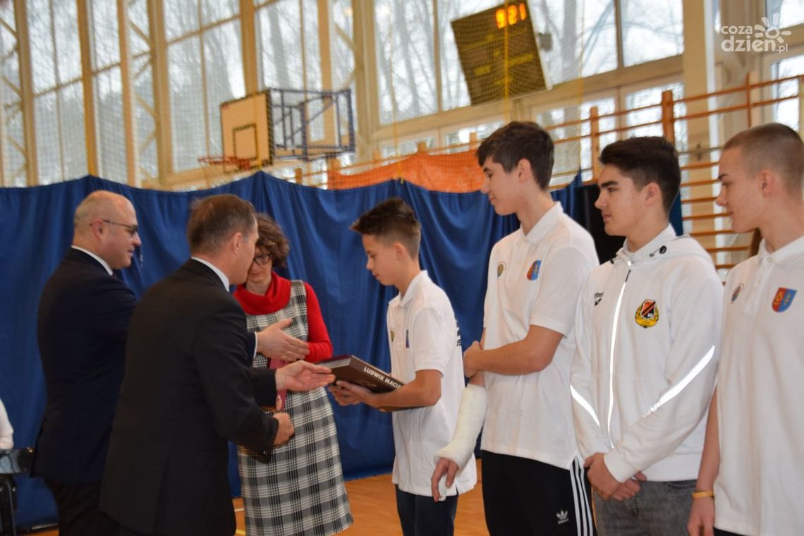 Wicestarosta gratulował młodym sportowcom Wicestarosta gratulował młodym sportowcom