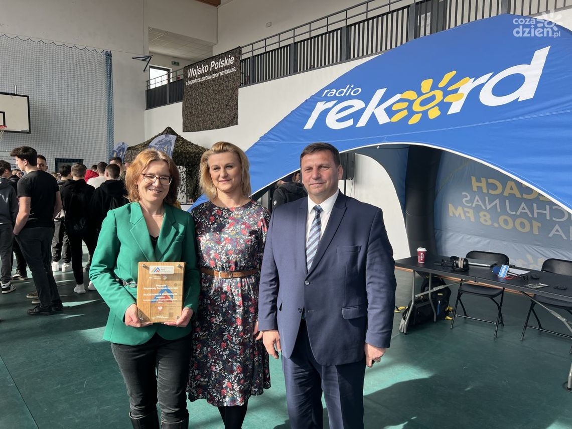 Wicewojewoda nagrodził najciekawszą prezentację na Świętokrzyskich Targach Edukacyjnych we Włoszczowie Wicewojewoda nagrodził najciekawszą prezentację na Świętokrzyskich Targach Edukacyjnych we Włoszczowie