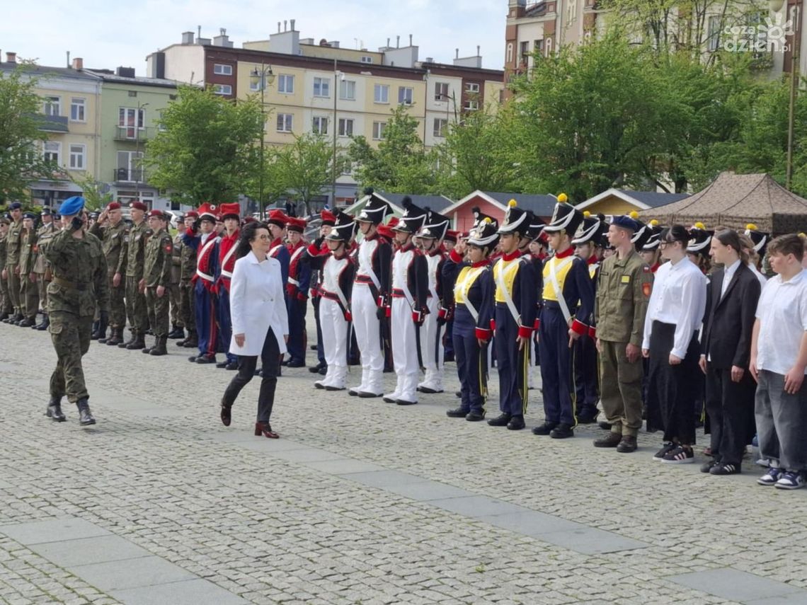Widowiskowy przemarsz i pokaz musztry paradnej - uczniowie ZDZ uroczyście ślubowali Widowiskowy przemarsz i pokaz musztry paradnej - uczniowie ZDZ uroczyście ślubowali
