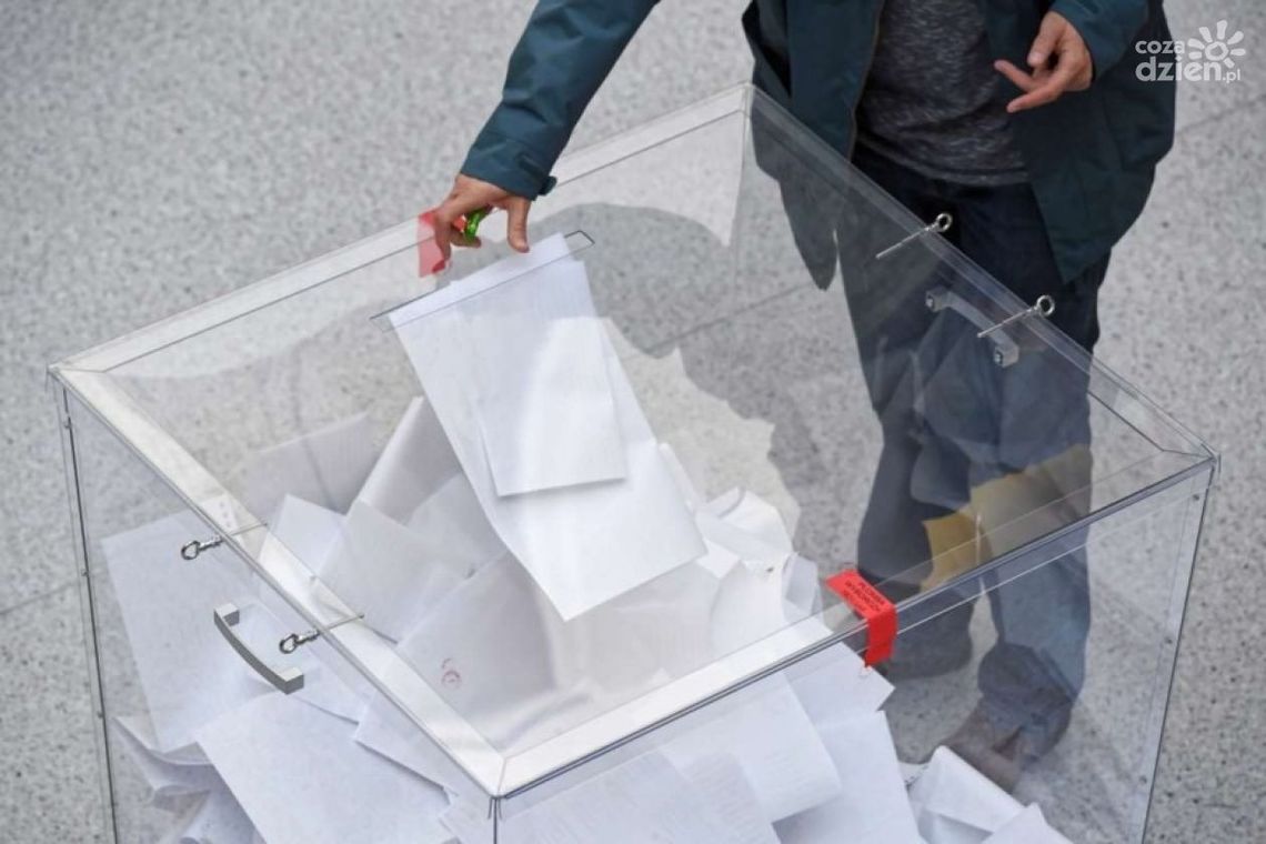 Większość mandatów dla PiS Większość mandatów dla PiS