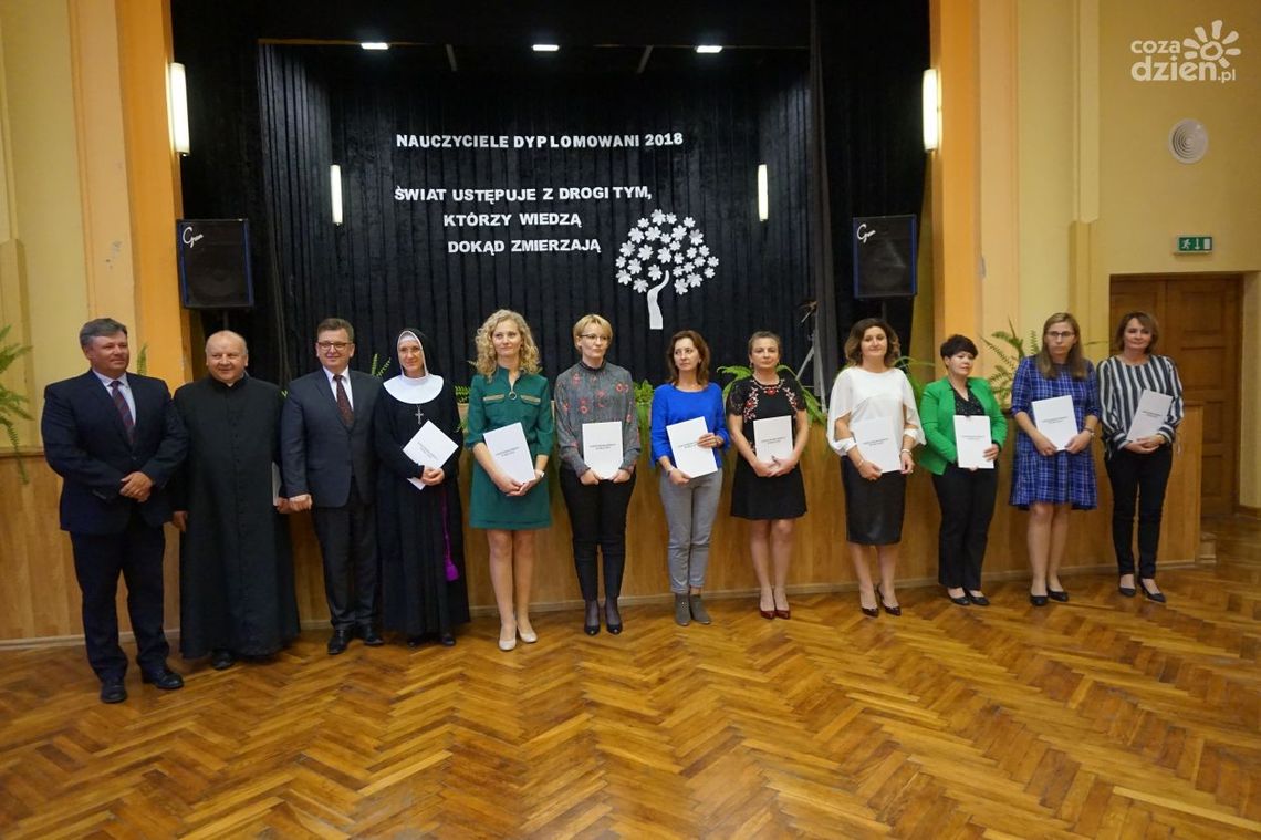 Wielka gala w ZS nr 3 - nauczyciele odebrali awanse Wielka gala w ZS nr 3 - nauczyciele odebrali awanse