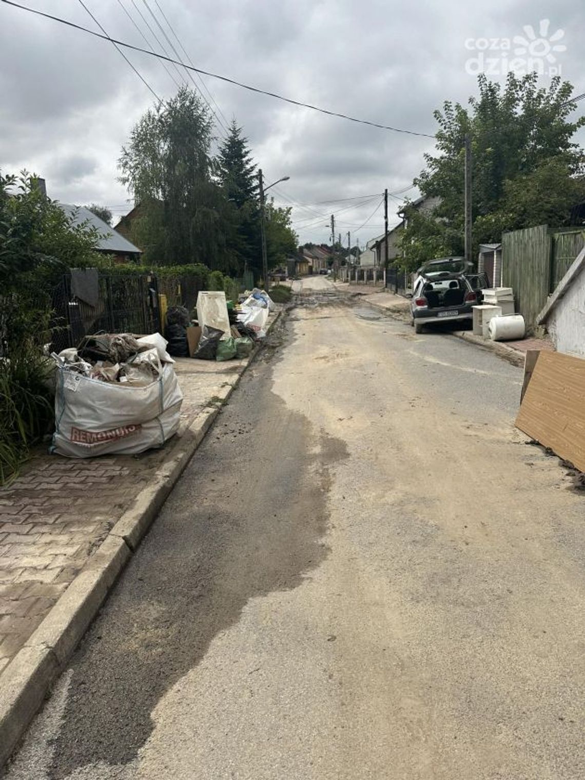 Wielki sprzątanie w gminie Ćmielów po nawałnicy deszczu Wielki sprzątanie w gminie Ćmielów po nawałnicy deszczu