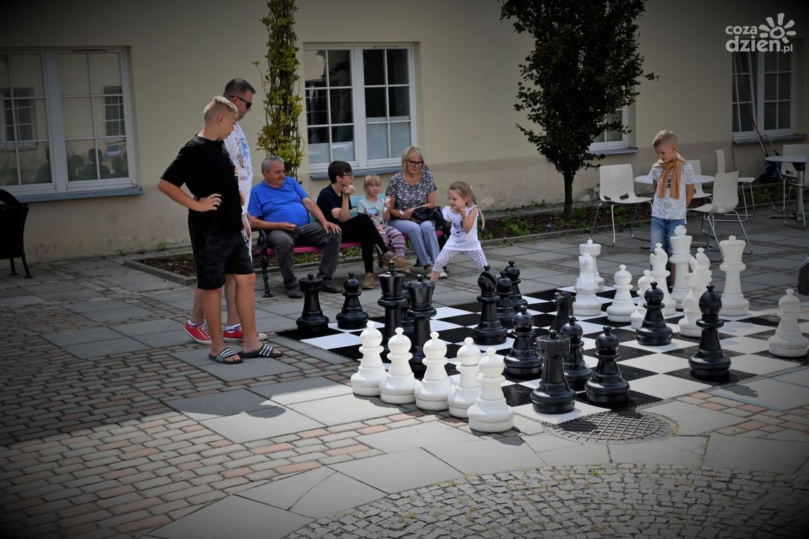 Wielkie szachy przy Muzeum Zabawek i Zabawy! Skusisz się na partyjkę? Wielkie szachy przy Muzeum Zabawek i Zabawy! Skusisz się na partyjkę?