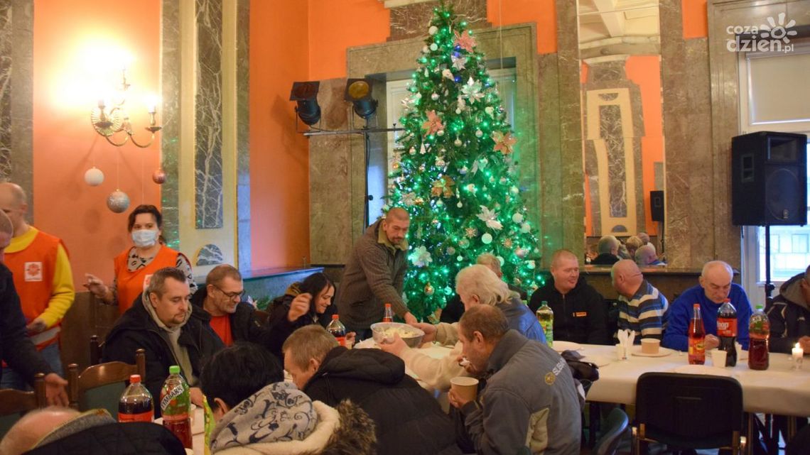 Wigilia dla bezdomnych w Wojewódzkim Domu Kultury w Kielcach Wigilia dla bezdomnych w Wojewódzkim Domu Kultury w Kielcach