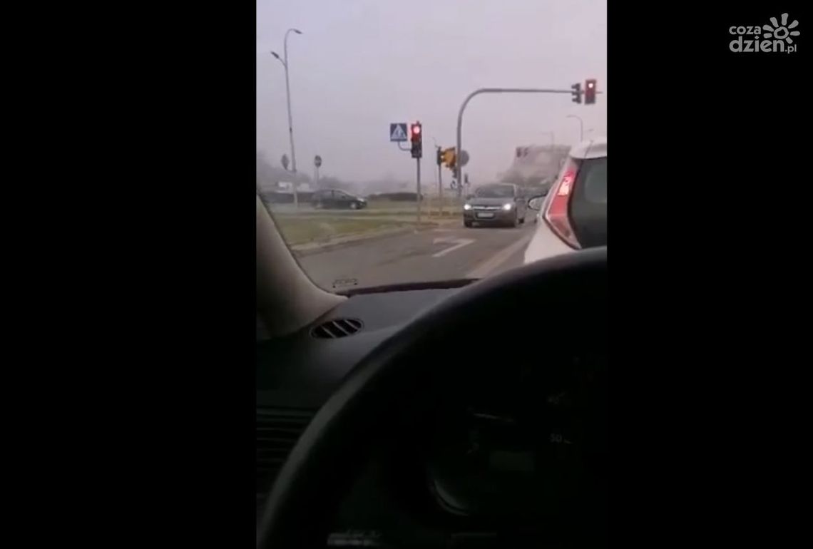 Wjechał na czerwonym pod prąd, wprost na lewoskręt Wjechał na czerwonym pod prąd, wprost na lewoskręt