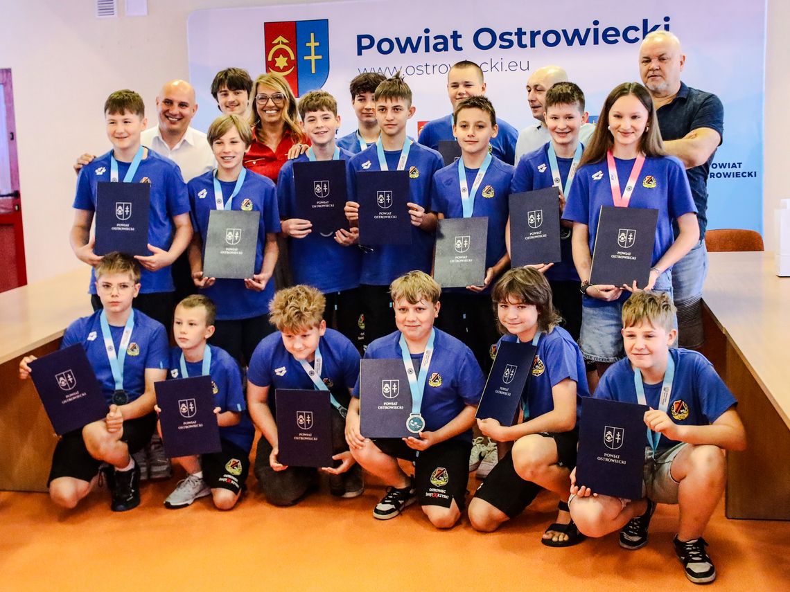 Włodarze Powiatu Ostrowieckiego docenili młodych waterpolistów KSZO