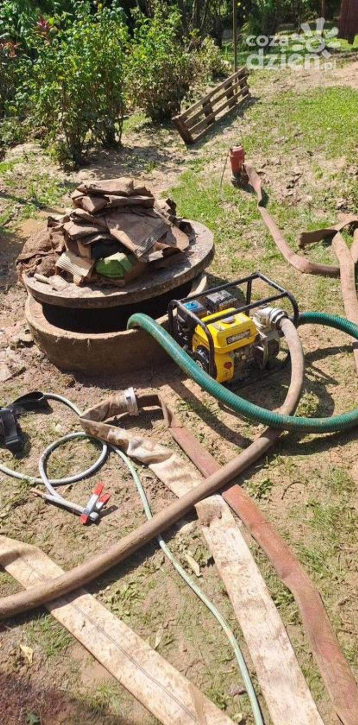 Woda w Ćmielowie pod kontrolą, ale wciąż niezdatna do picia Woda w Ćmielowie pod kontrolą, ale wciąż niezdatna do picia