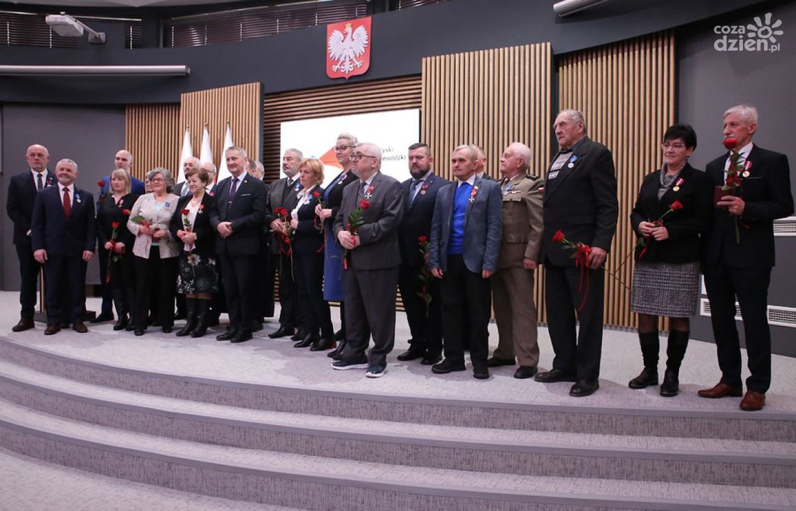 Wojewoda odznaczył zasłużonych Wojewoda odznaczył zasłużonych