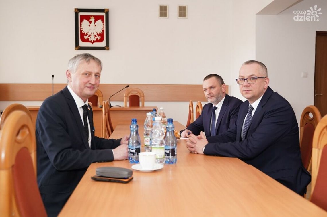 Wojewoda z gospodarską wizytą w powiecie kieleckim Wojewoda z gospodarską wizytą w powiecie kieleckim