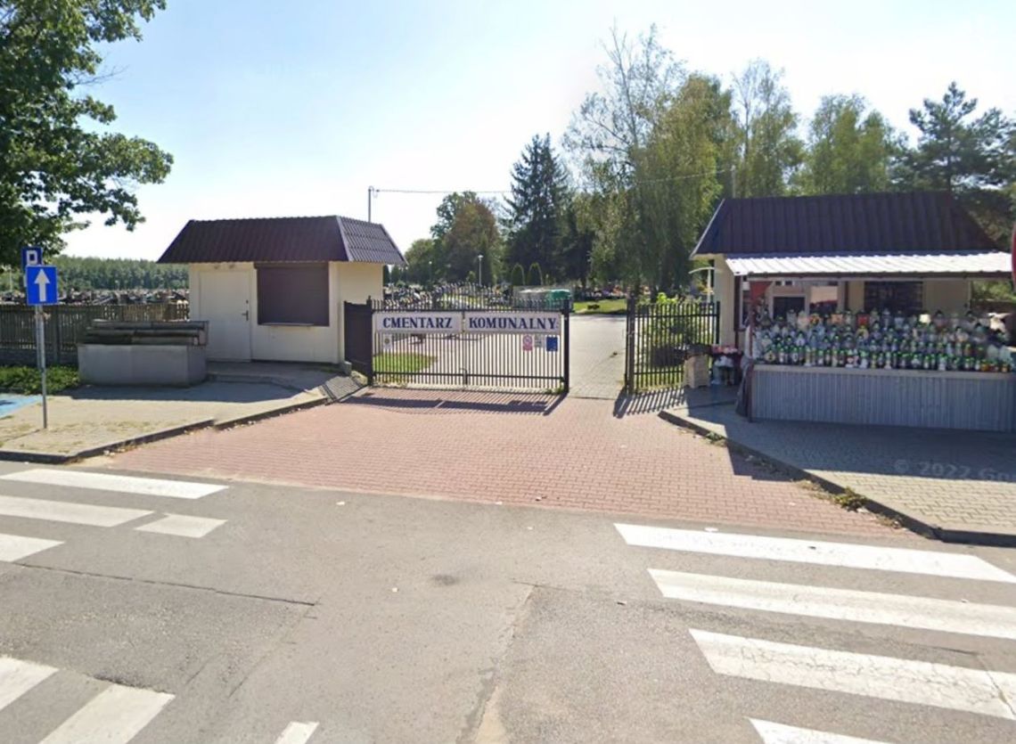 Wolontariusze dbają o groby na Cmentarzu Komunalnym w Ostrowcu Wolontariusze dbają o groby na Cmentarzu Komunalnym w Ostrowcu