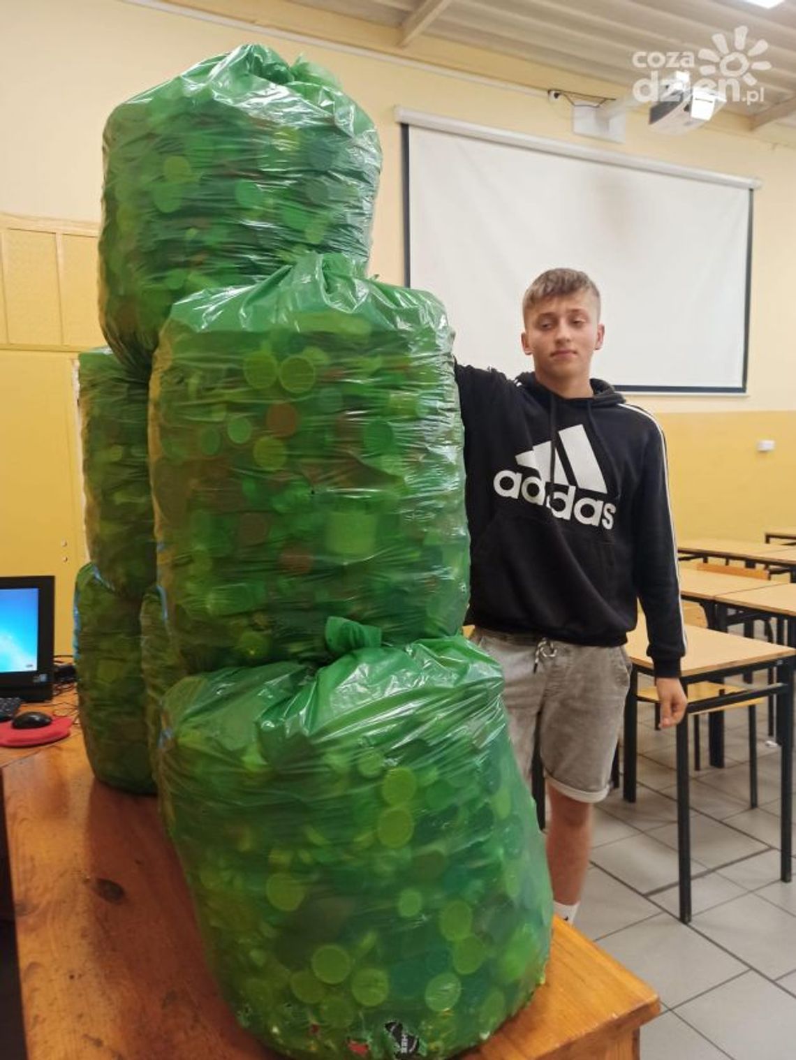 Wolontariusze z ostrowieckiego technikum wspierają potrzebujących Wolontariusze z ostrowieckiego technikum wspierają potrzebujących