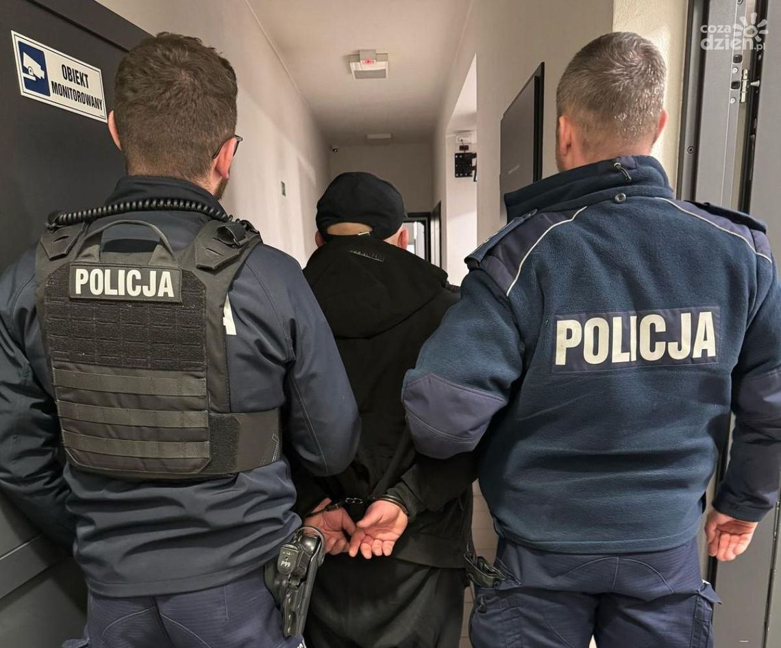 Worki pełne amfetaminy w rękach policjantów