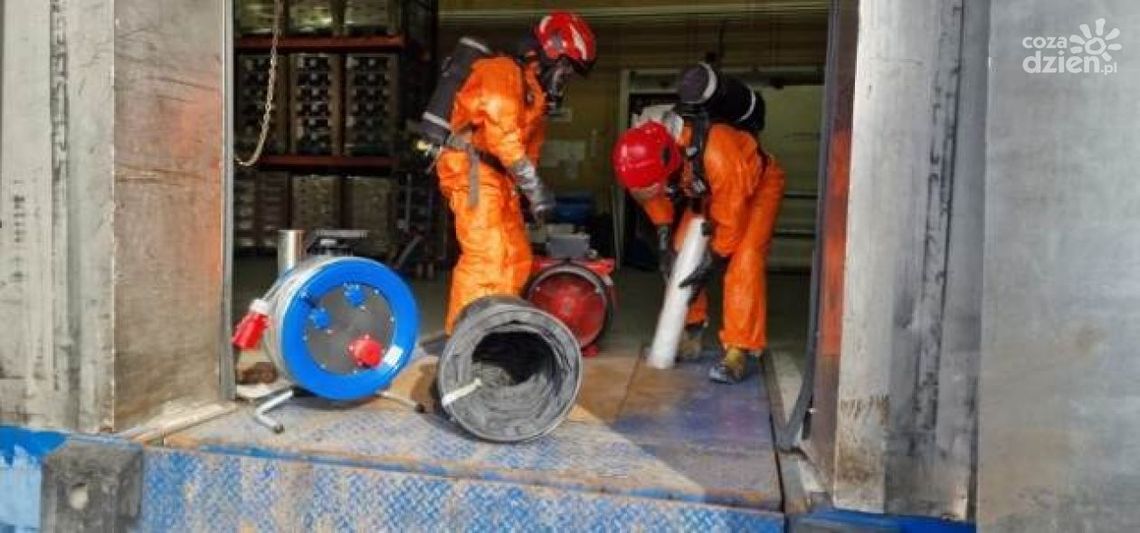 Wózek widłowy wjechał w rurę z amoniakiem. Ewakuowanych ponad 600 osób Wózek widłowy wjechał w rurę z amoniakiem. Ewakuowanych ponad 600 osób