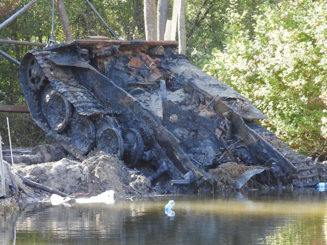 Wydobyty wrak czołgu prawie unikat - było ich tylko 10 Wydobyty wrak czołgu prawie unikat - było ich tylko 10