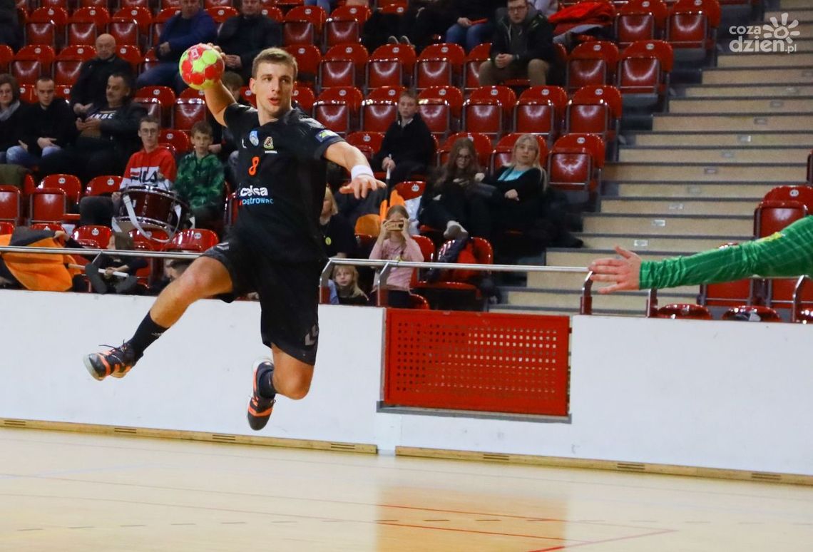 Wygrana wojowników na zakończenie pierwszej rundy