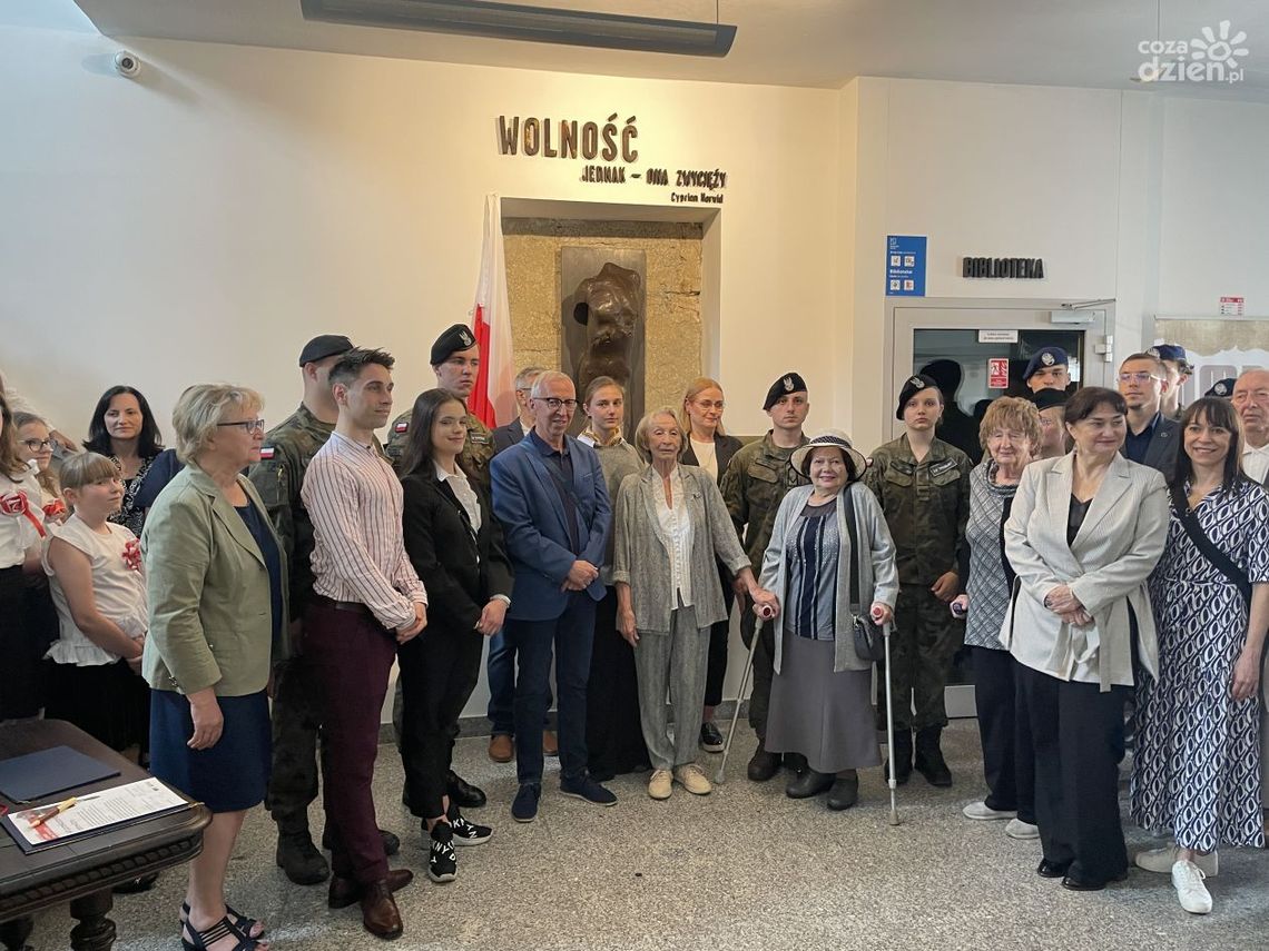 Wyjątkowa rzeźba została odsłonięta w OMPiO Wyjątkowa rzeźba została odsłonięta w OMPiO