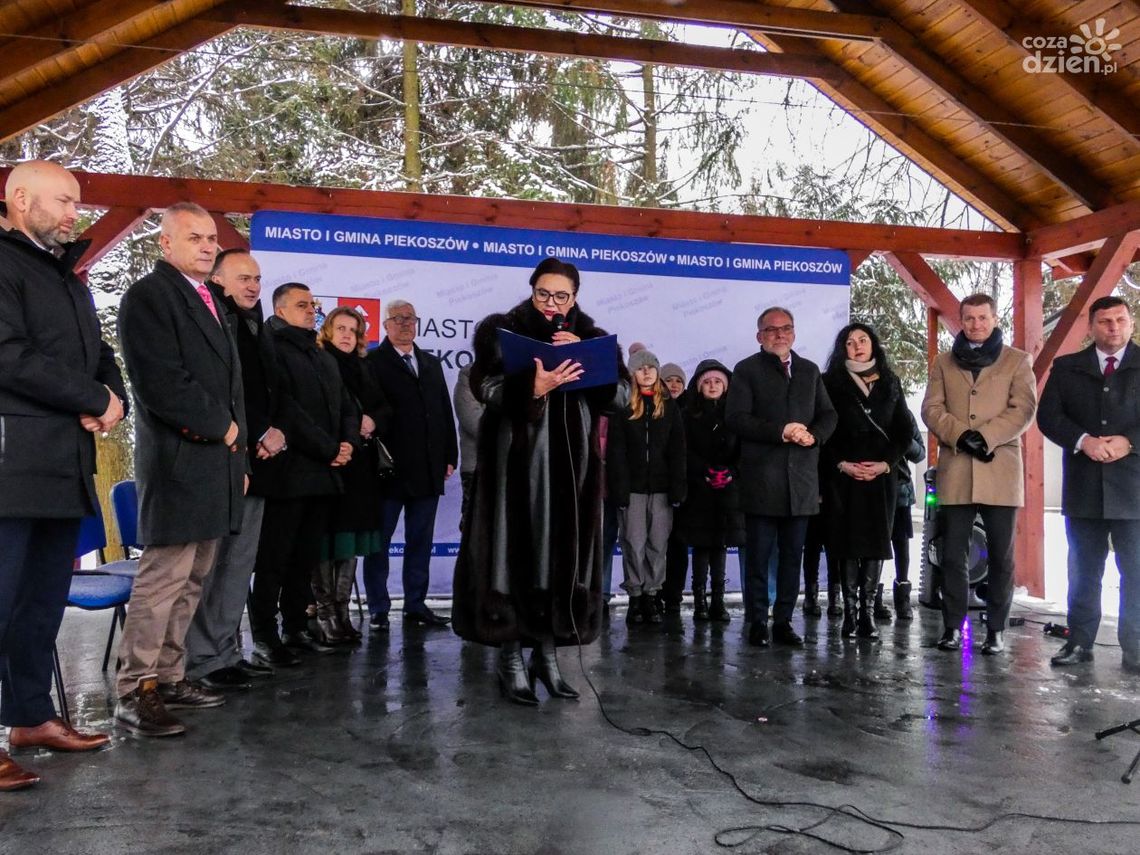 Wyjątkowa uroczystość w Piekoszowie!
Poprowadził ją wiceminister sportu i turystyki Ireneusz Raś! Wyjątkowa uroczystość w Piekoszowie!
Poprowadził ją wiceminister sportu i turystyki Ireneusz Raś!