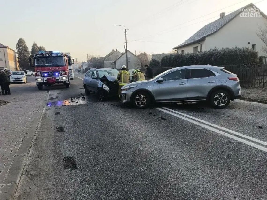 Wypadek na DK42 w Czermnie. Droga zablokowana, dwie kobiety trafiły do szpitala Wypadek na DK42 w Czermnie. Droga zablokowana, dwie kobiety trafiły do szpitala