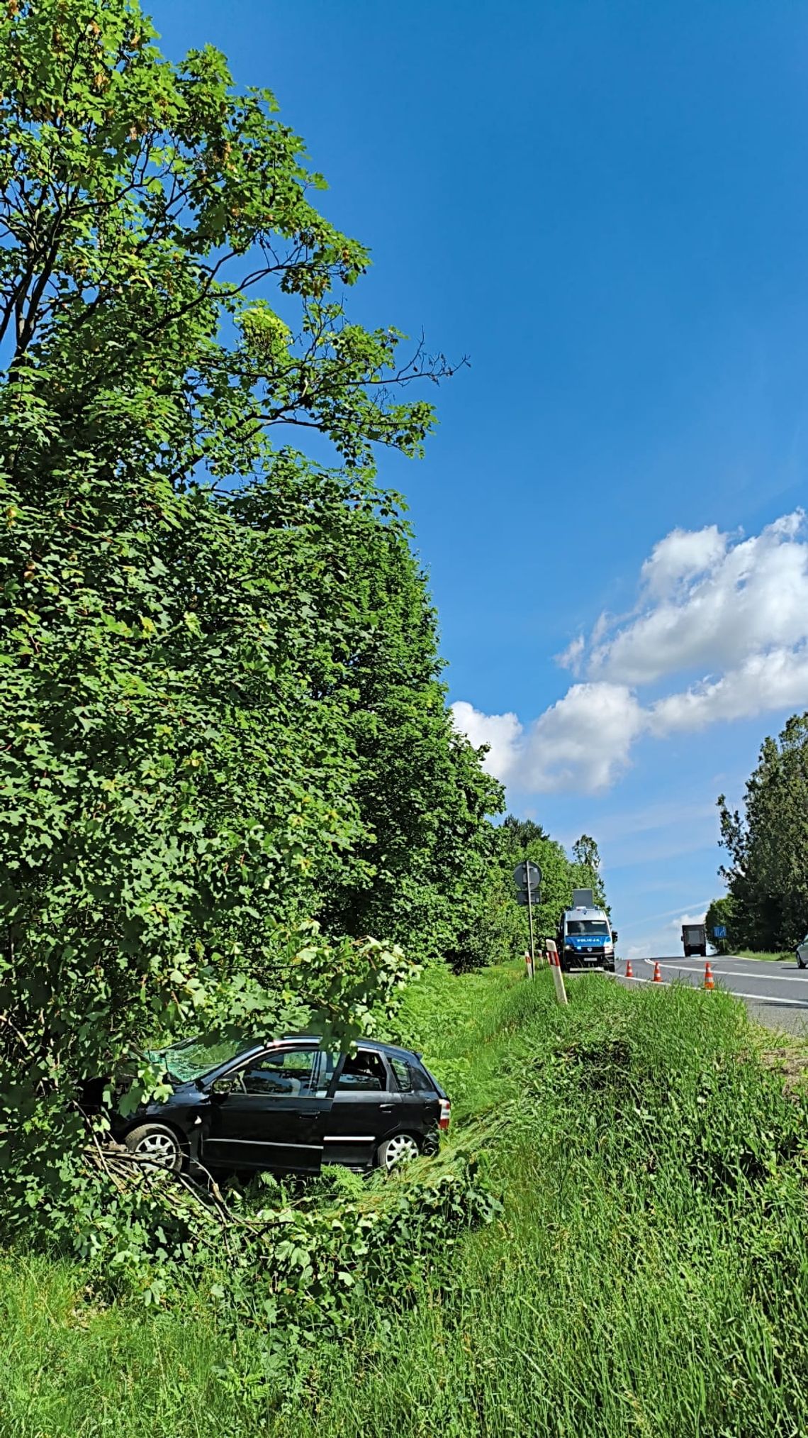 Wypadek na DK74 w Ćmińsku. Dwie osoby trafiły do szpitala