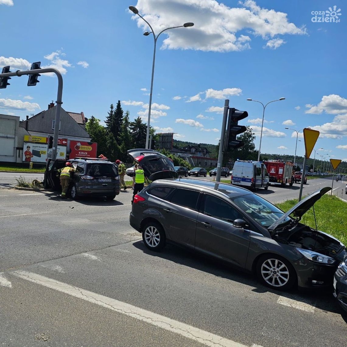Wypadek na Krakowskiej w Kielcach: Trzy auta zderzyły się na skrzyżowaniu, trzy osoby trafiły do szpitala