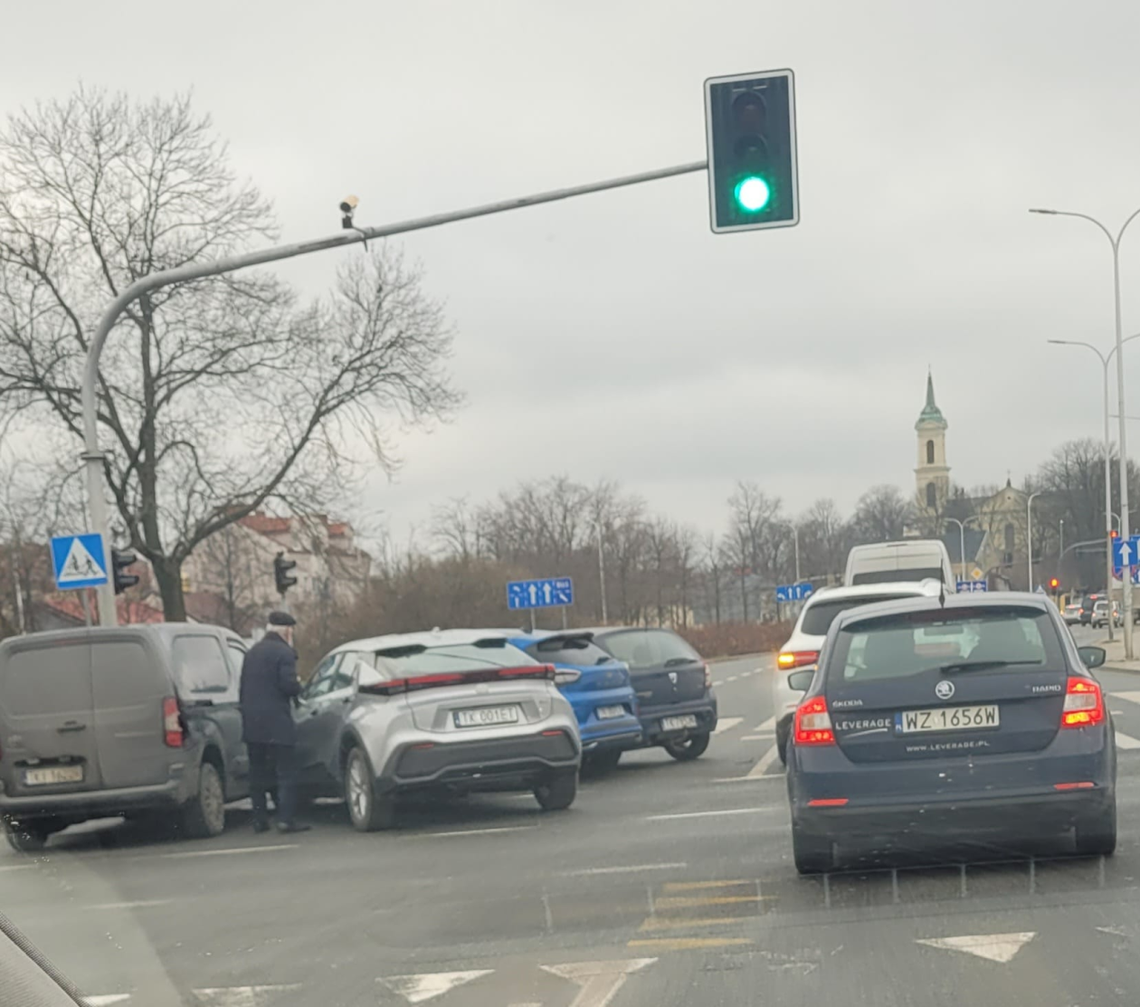 Wypadek na skrzyżowaniu Alei Solidarności oraz IX Wieków Kielc 