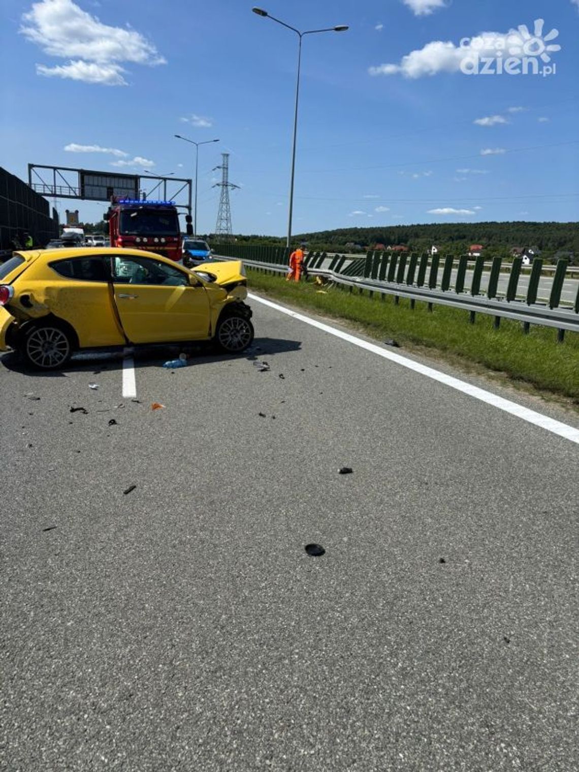 Wypadek na trasie S7 w powiecie kieleckim. Kobieta i pięcioletnie dziecko trafili do szpitala