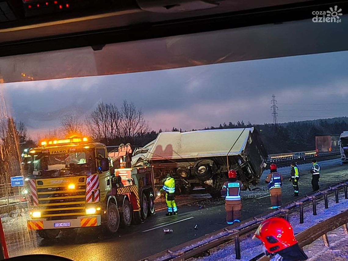 Wypadek na trasie S7 w Skarżysku-Kamiennej. Droga zablokowana przez blisko 7 godzin Wypadek na trasie S7 w Skarżysku-Kamiennej. Droga zablokowana przez blisko 7 godzin