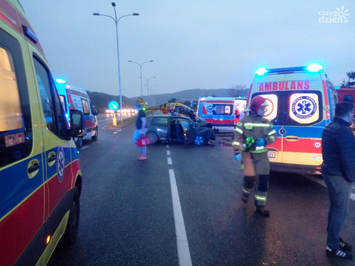 Wypadek w Kielcach z udziałem autobusu i osobówki. 7 osób w szpitalu. Są utrudnienia w ruchu Wypadek w Kielcach z udziałem autobusu i osobówki. 7 osób w szpitalu. Są utrudnienia w ruchu