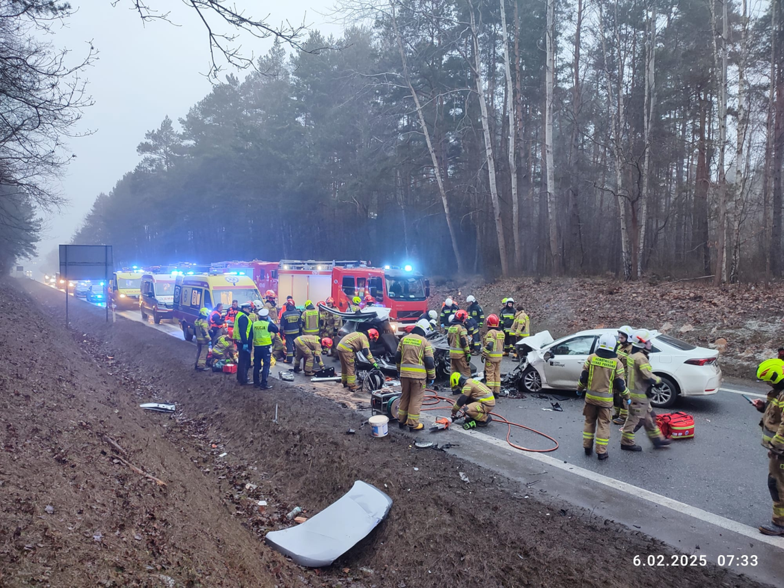Wypadek w Koliszowach – sześć osób poszkodowanych, droga zablokowana Wypadek w Koliszowach – sześć osób poszkodowanych, droga zablokowana
