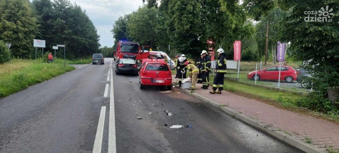 Wypadek za sznurem aut. Do szpitala zabrano dwoje dzieci. Wypadek za sznurem aut. Do szpitala zabrano dwoje dzieci.