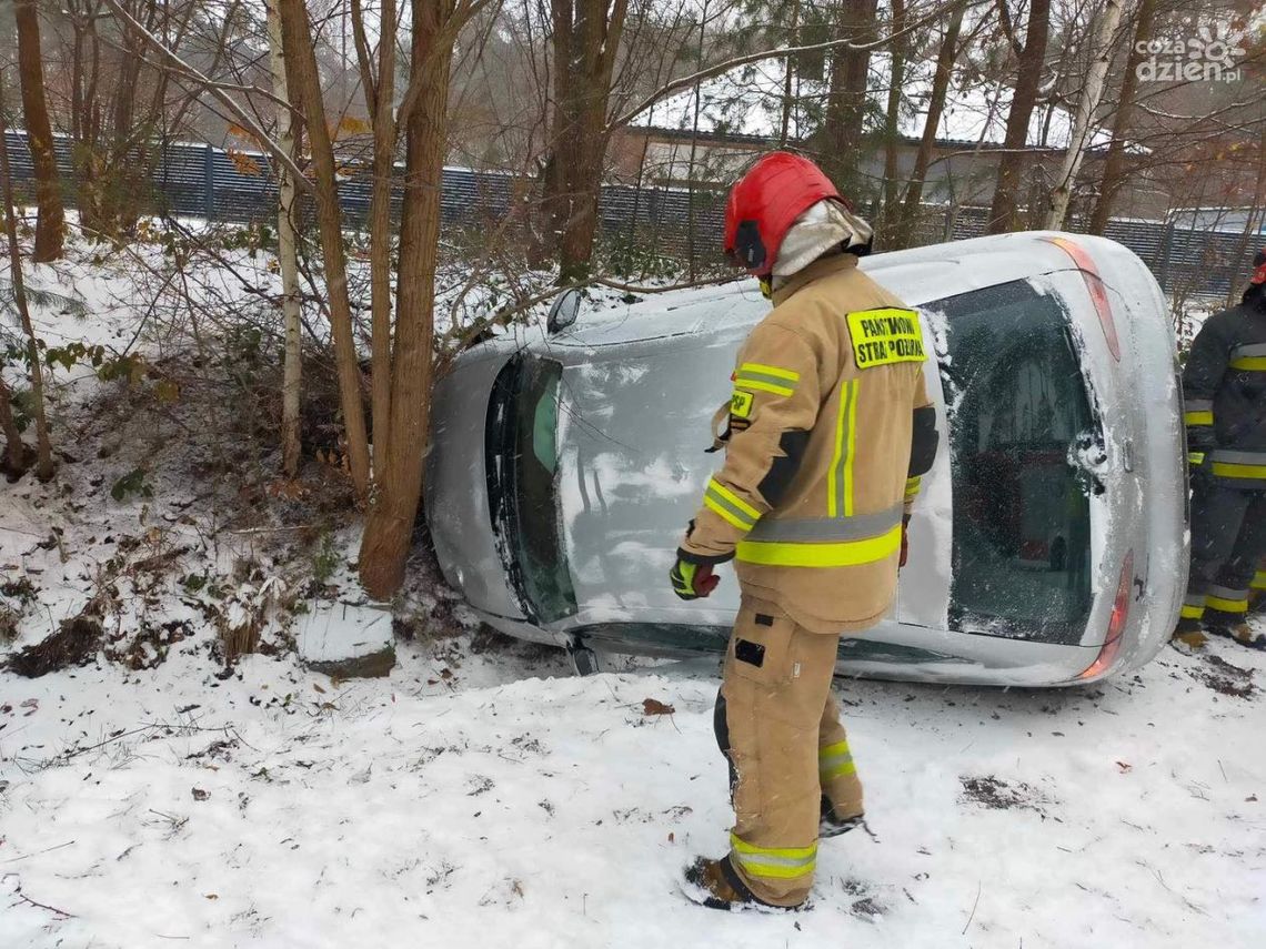 Wypadł z drogi i zatrzymał się w rowie. Niebezpieczne zdarzenie w Ostrowcu Wypadł z drogi i zatrzymał się w rowie. Niebezpieczne zdarzenie w Ostrowcu