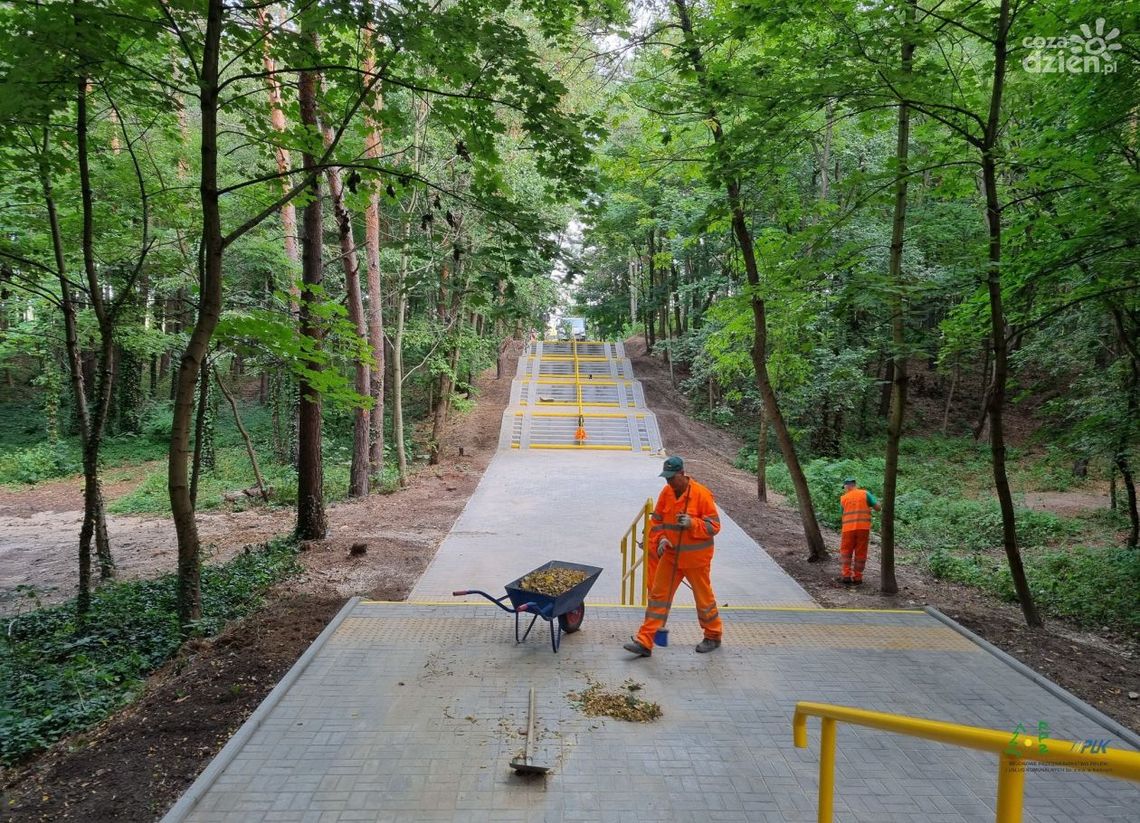 Wyremontowane schody w kieleckim Parku Baranowskim. Są dostosowane dla osób z niepełnosprawnościami Wyremontowane schody w kieleckim Parku Baranowskim. Są dostosowane dla osób z niepełnosprawnościami