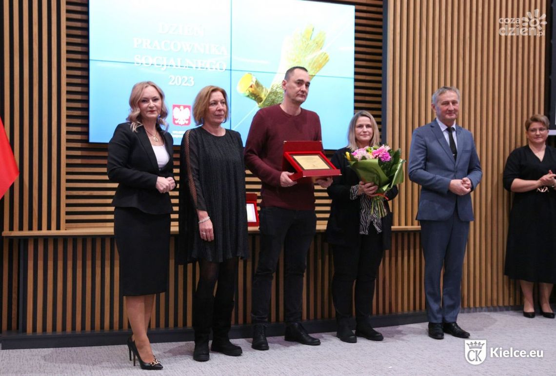 Wyróżnienia i nagrody z okazji Dnia Pracownika Socjalnego Wyróżnienia i nagrody z okazji Dnia Pracownika Socjalnego