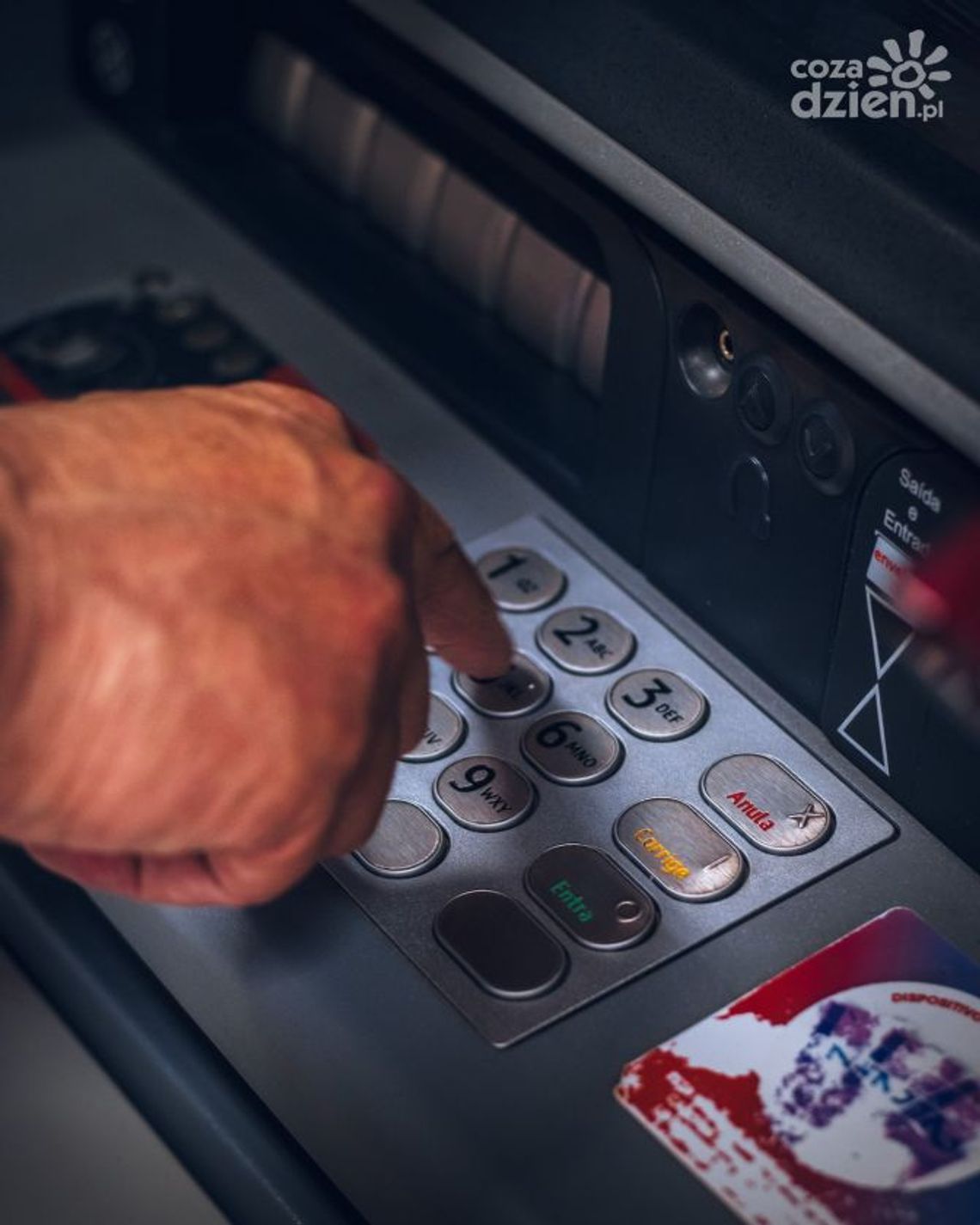 Wysadzili w powietrze bankomat. Złodzieje w akcji Wysadzili w powietrze bankomat. Złodzieje w akcji