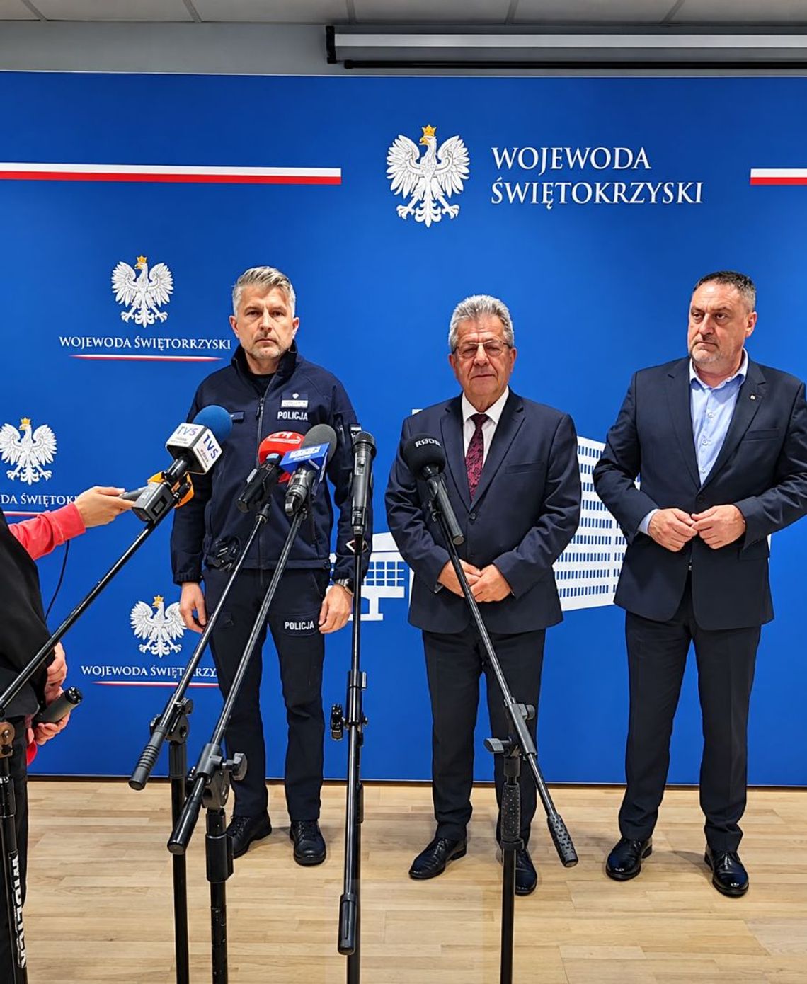 Wzmożone patrole policji przy szkołach w Świętokrzyskiem. Służby apelują o czujność i spokój
