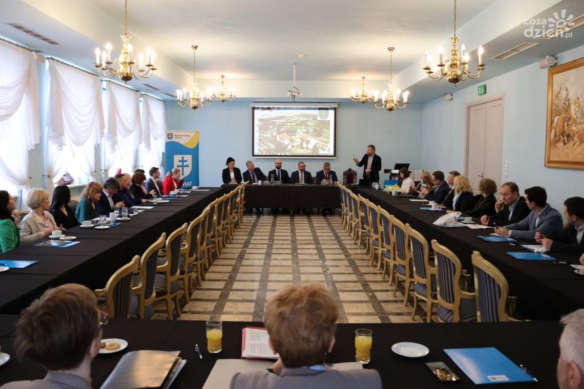 X Jubileuszowa Świętokrzyska Konferencja Geodezyjna: miejsce spotkania ekspertów i innowacji X Jubileuszowa Świętokrzyska Konferencja Geodezyjna: miejsce spotkania ekspertów i innowacji