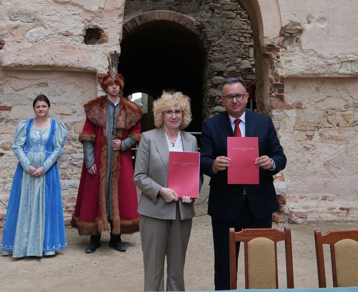 Z archiwum na Wawelu powędrują na zamek Krzyżtopór. Zabytki po ponad pół wieku wracają tam, gdzie je znaleziono 17959