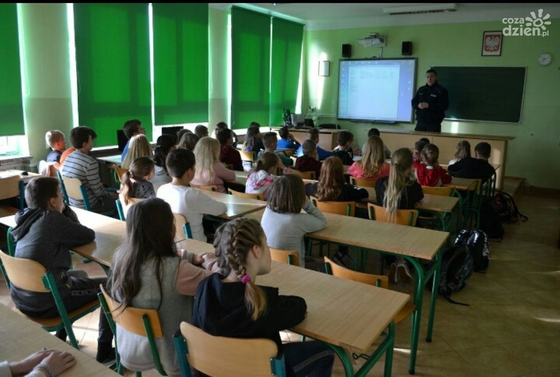 Z policjantami o bezpieczeństwie w sieci Z policjantami o bezpieczeństwie w sieci