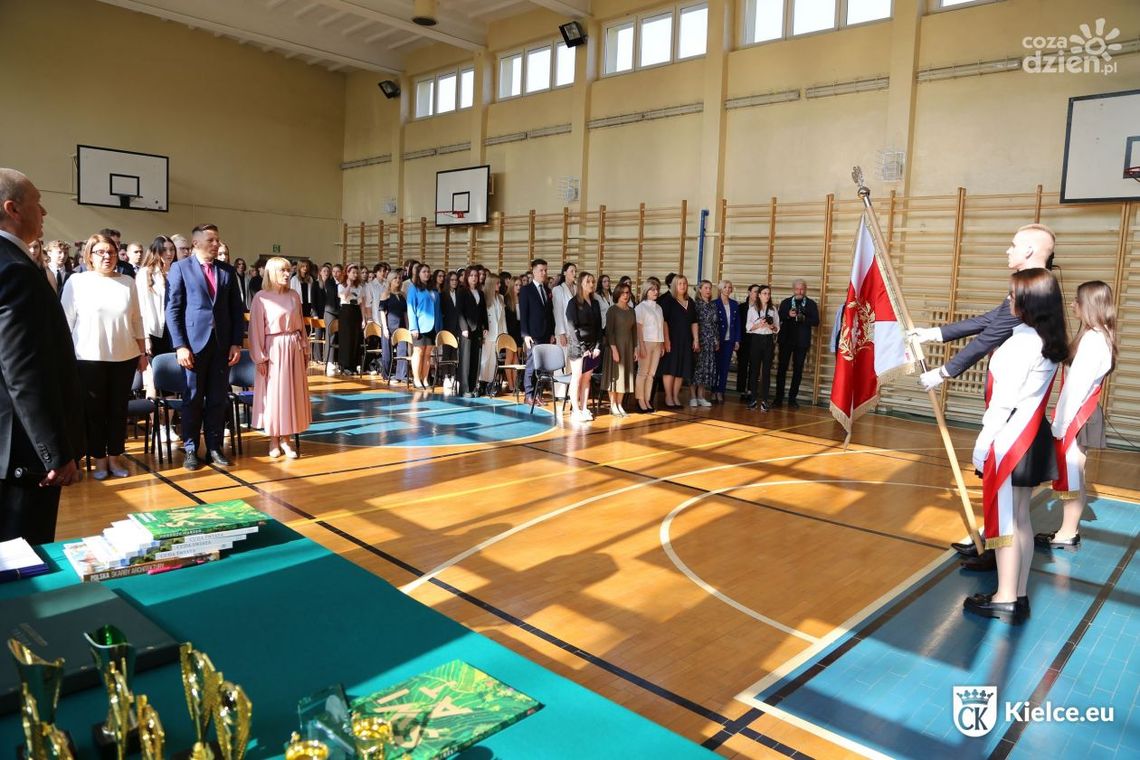 „Za dni parę weźmiesz plecak swój i gitarę”… ale najpierw matura