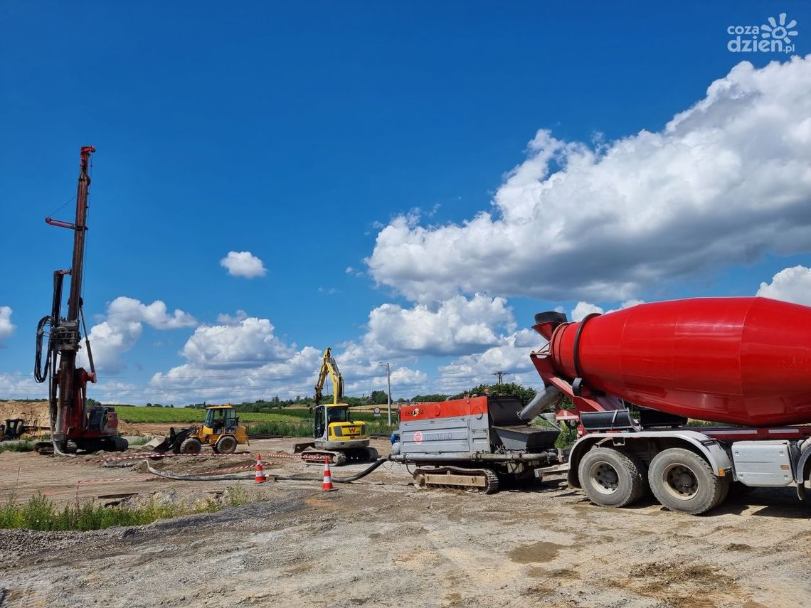 Zaawansowane prace przy budowie obwodnicy Ostrowca. Wprowadzono objazdy Zaawansowane prace przy budowie obwodnicy Ostrowca. Wprowadzono objazdy