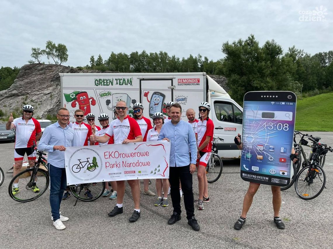 Zabierają elektrośmieci, a pozostawiają odcisk bieżnika na drodze Zabierają elektrośmieci, a pozostawiają odcisk bieżnika na drodze