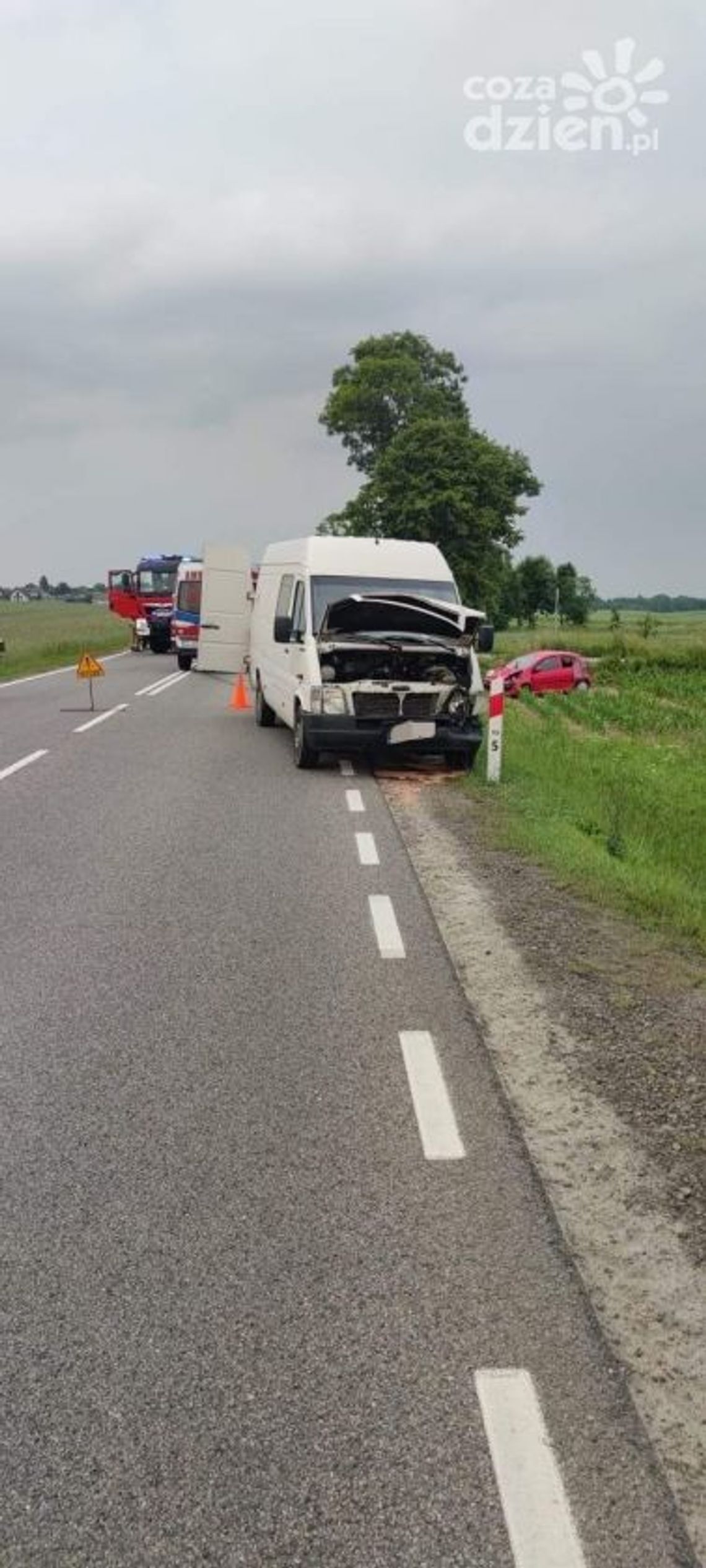 Zablokowana Droga Krajowa 74 w Nieskurzowie. Zderzyła się osobówka z busem Zablokowana Droga Krajowa 74 w Nieskurzowie. Zderzyła się osobówka z busem